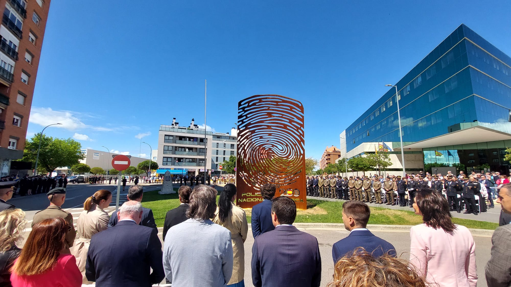 La Policía Nacional deja “su huella” en Huesca con una gran escultura de bronce La Policía Nacional deja “su huella” en Huesca con una gran escultura de bronce