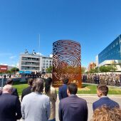 La Policía Nacional deja “su huella” en Huesca con una gran escultura de bronce 