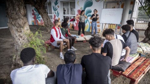 Imagen de jóvenes migrantes tomando clases