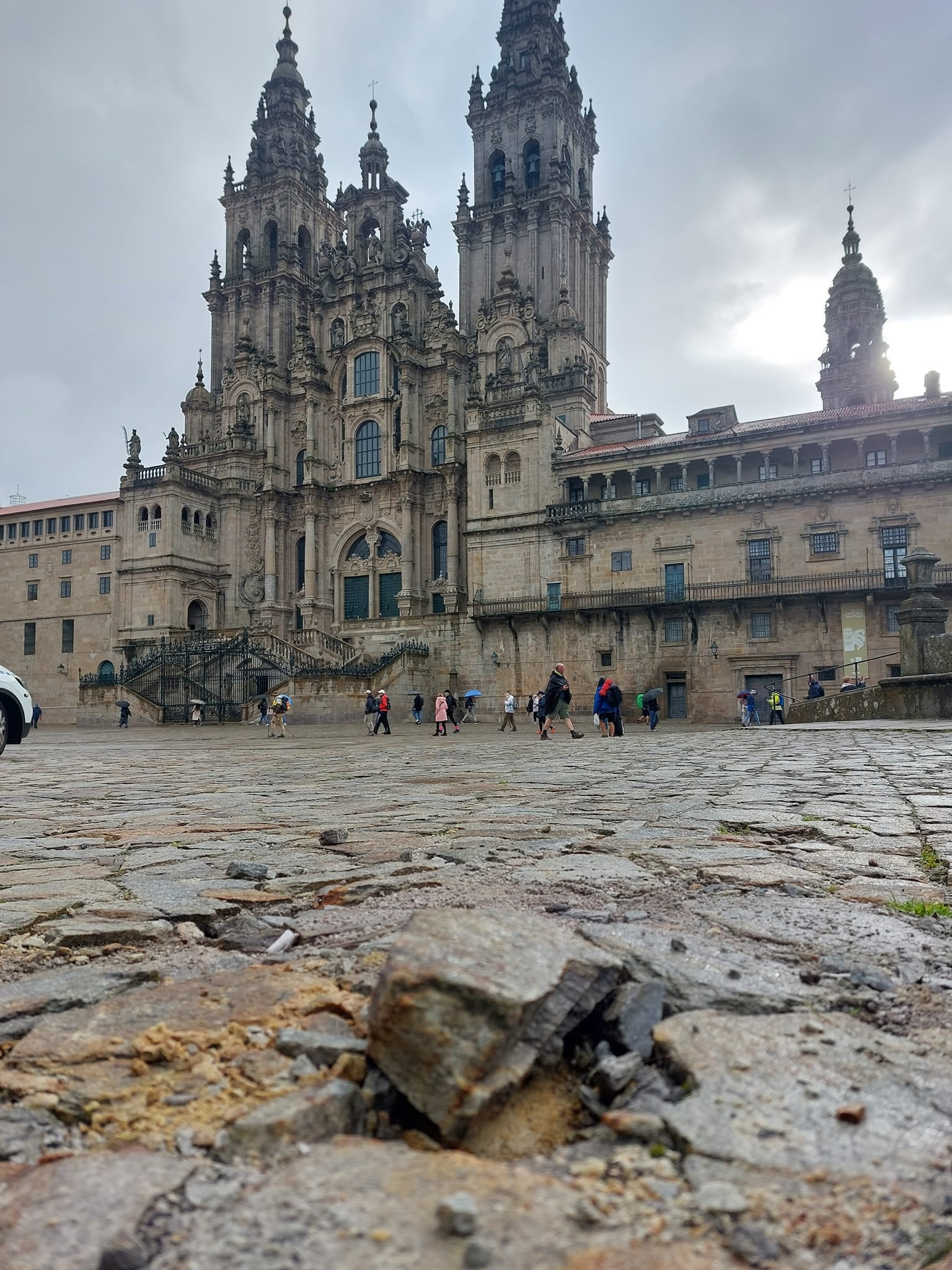 El gobierno compostelano cree que hay que abrir un debate acerca de los usos de la plaza del Obradoiro "con un uso bastante intenso" El gobierno compostelano cree que hay que abrir un debate acerca de los usos de la plaza del Obradoiro "con un uso bastante intenso"