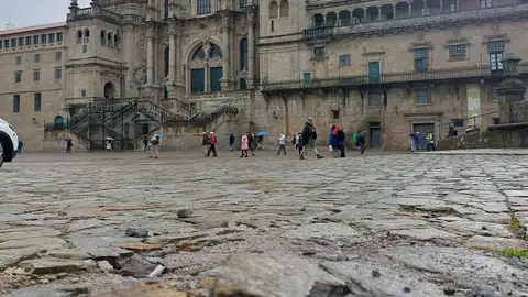 El gobierno compostelano cree que hay que abrir un debate acerca de los usos de la plaza del Obradoiro "con un uso bastante intenso" El gobierno compostelano cree que hay que abrir un debate acerca de los usos de la plaza del Obradoiro "con un uso bastante intenso"