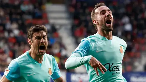 El centrocampista del Mallorca Sergi Darder (d) celebra con su compañero Abdón Prats (i) tras marcar el gol del Mallorca. El centrocampista del Mallorca Sergi Darder (d) celebra con su compañero Abdón Prats (i) tras marcar el gol del Mallorca.
