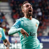 El centrocampista del Mallorca Sergi Darder (d) celebra con su compañero Abdón Prats (i) tras marcar el gol del Mallorca.