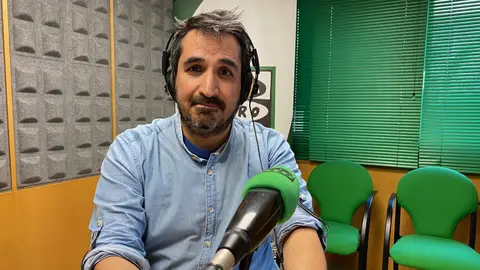 El cantante y compositor, Antón Cruces MÁS DE UNO PONTEVEDRA CON JUAN DE SOLA
