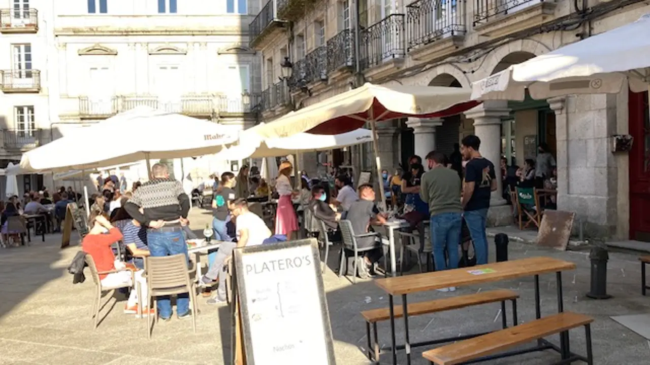 Turistas en la Plaza de la Constitución de Vigo Turistas en la Plaza de la Constitución de Vigo