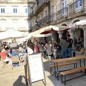 Turistas en la Plaza de la Constitución de Vigo Turistas en la Plaza de la Constitución de Vigo