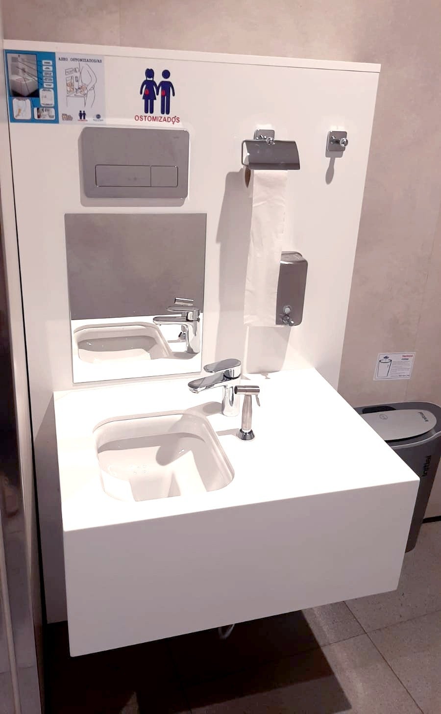 La playa de Poniente estrena un baño adaptado para ostomizados La playa de Poniente estrena un baño adaptado para ostomizados