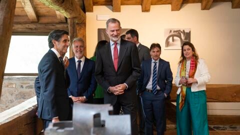 El Rey en el museo Chillida Leku junto al ministro de Política Territorial, Angel Victor Torres y el presidente de Telefónica, José María Alvarez-Pallete 