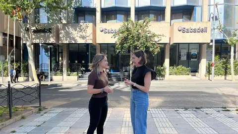 Las concejalas de Compromís Sara Llobell y Esther Díez, frente a la sede del Sabadell en Alicante Las concejalas de Compromís Sara Llobell y Esther Díez, frente a la sede del Sabadell en Alicante