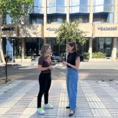Las concejalas de Compromís Sara Llobell y Esther Díez, frente a la sede del Sabadell en Alicante