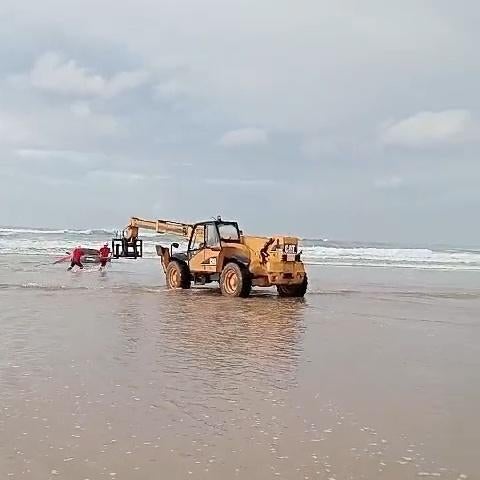 Encalla un coche en el mar de la playa de Oyambre Encalla un coche en el mar de la playa de Oyambre