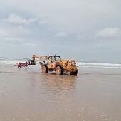 Encalla un coche en el mar de la playa de Oyambre 