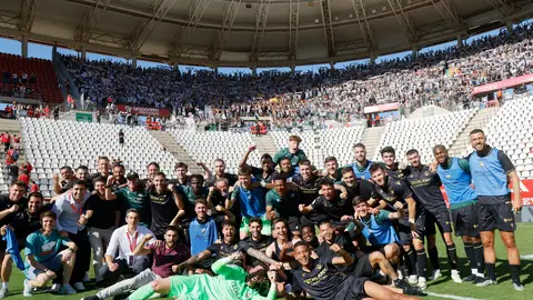 La plantilla celebra el triunfo en Murcia La plantilla celebra el triunfo en Murcia
