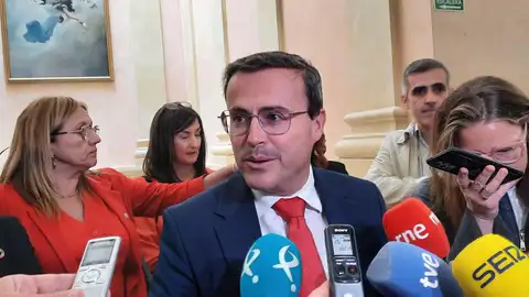 El presidente de la Diputación de Badajoz asegura que no hay trato de favor con el hermano de Pedro Sánchez El presidente de la Diputación de Badajoz asegura que no hay trato de favor con el hermano de Pedro Sánchez