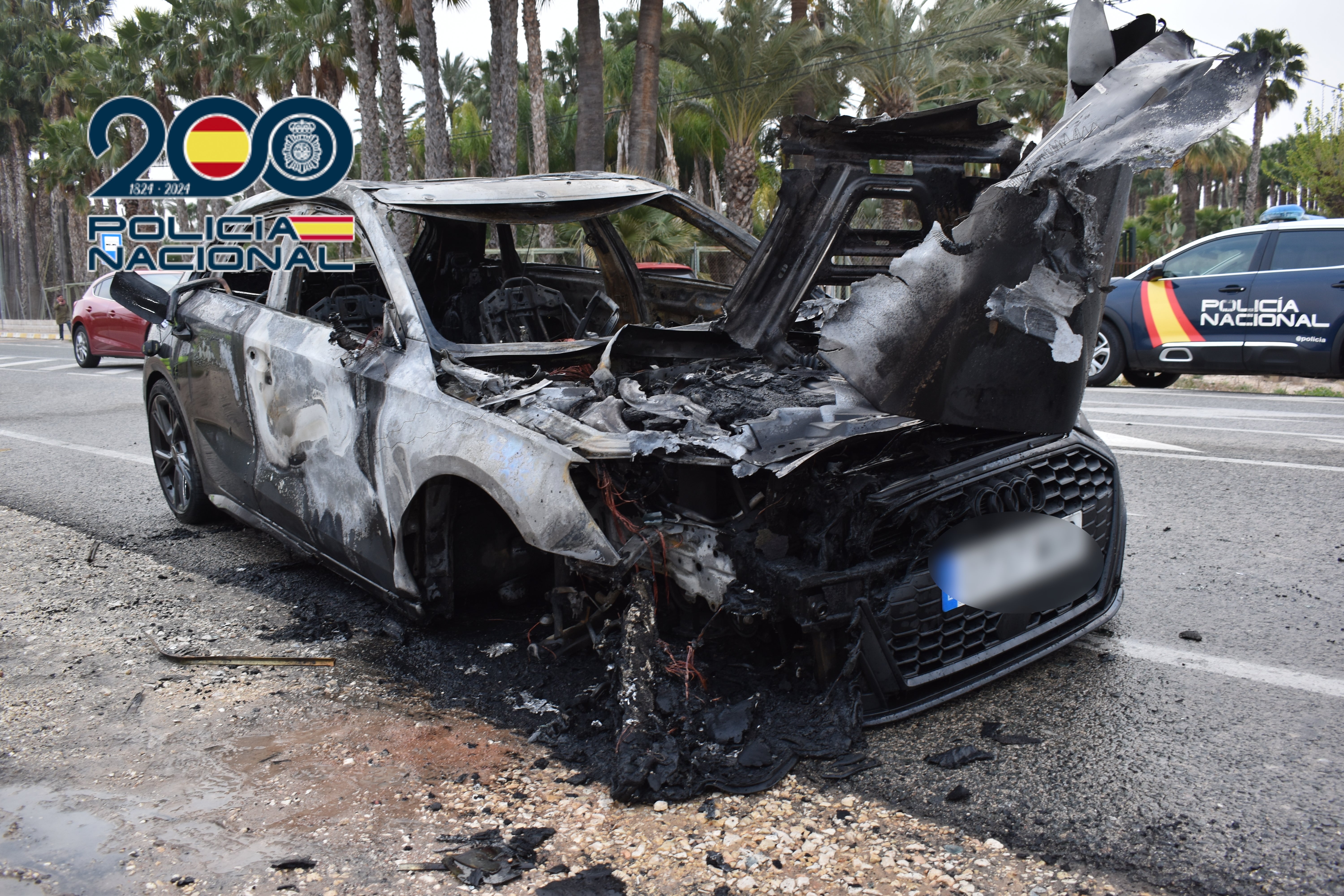 Roban un coche en Elche, usan las tarjetas que había en su interior y queman el vehículo para eliminar huellas Roban un coche en Elche, usan las tarjetas que había en su interior y queman el vehículo para eliminar huellas