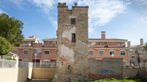 La Torre Placia con el perímetro de protección invadido por una promoción de viviendas del año 2.000 