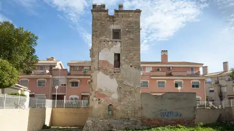 La Torre Placia con el perímetro de protección invadido por una promoción de viviendas del año 2.000 La Torre Placia con el perímetro de protección invadido por una promoción de viviendas del año 2.000