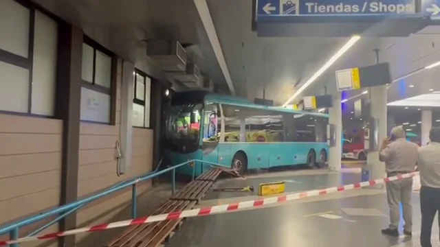Una guagua pierde el control a la salida de la estación de San Telmo y arrolla a varias personas Una guagua pierde el control a la salida de la estación de San Telmo y arrolla a varias personas