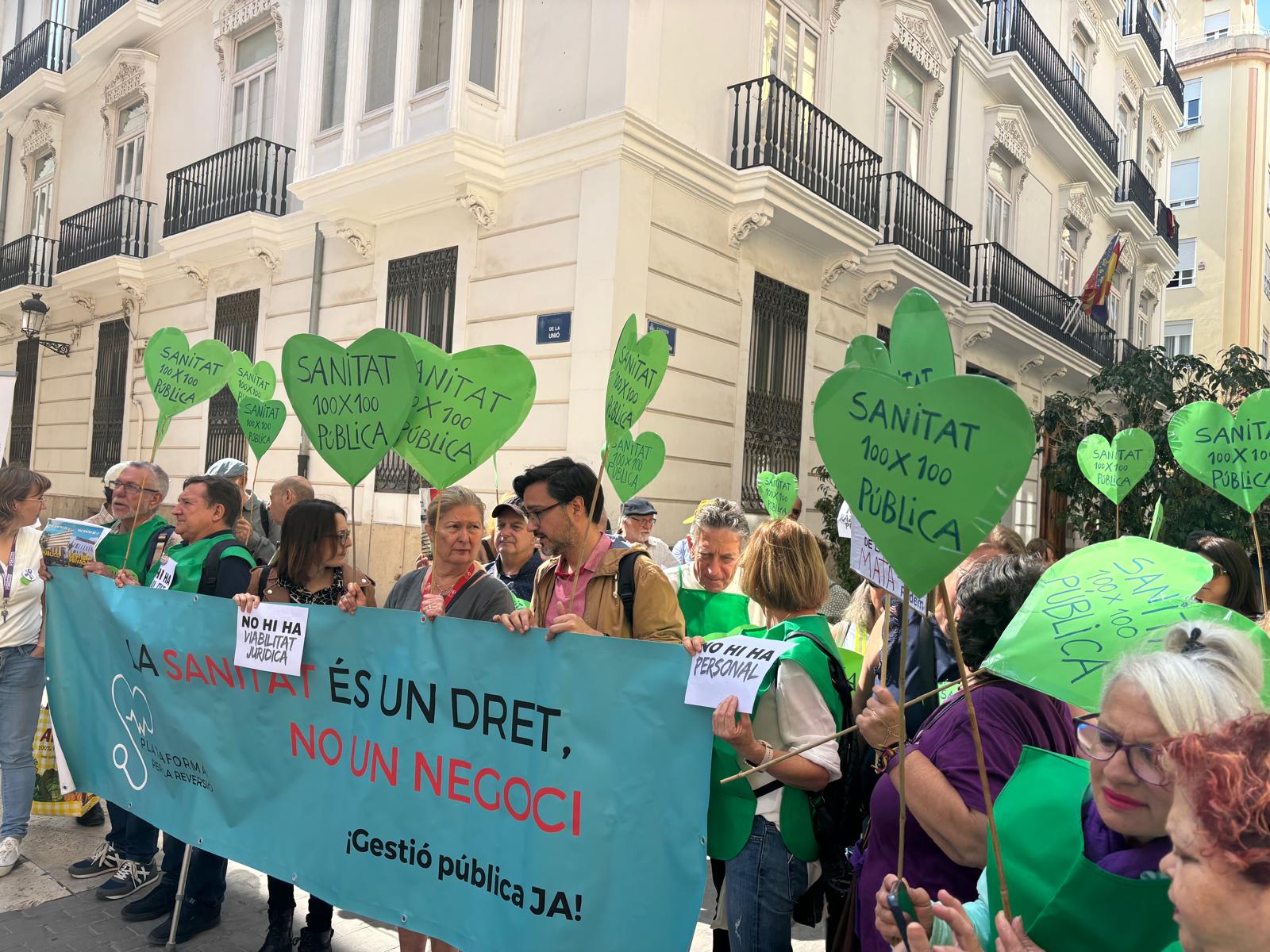 La plataforma por la reversión del Hospital del Vinalopó de Elche busca el apoyo de la ministra de Sanidad La plataforma por la reversión del Hospital del Vinalopó de Elche busca el apoyo de la ministra de Sanidad