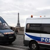 Imagen de archivo de dos furgones de la Policía y la Gendarmería de Francia en la capital, París. 