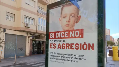 El Ayuntamiento de Almería ordena la retirada de este cartel dentro de una campaña contra la violencia de género. El Ayuntamiento de Almería ordena la retirada de este cartel dentro de una campaña contra la violencia de género.