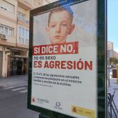 El Ayuntamiento de Almería ordena la retirada de este cartel dentro de una campaña contra la violencia de género.