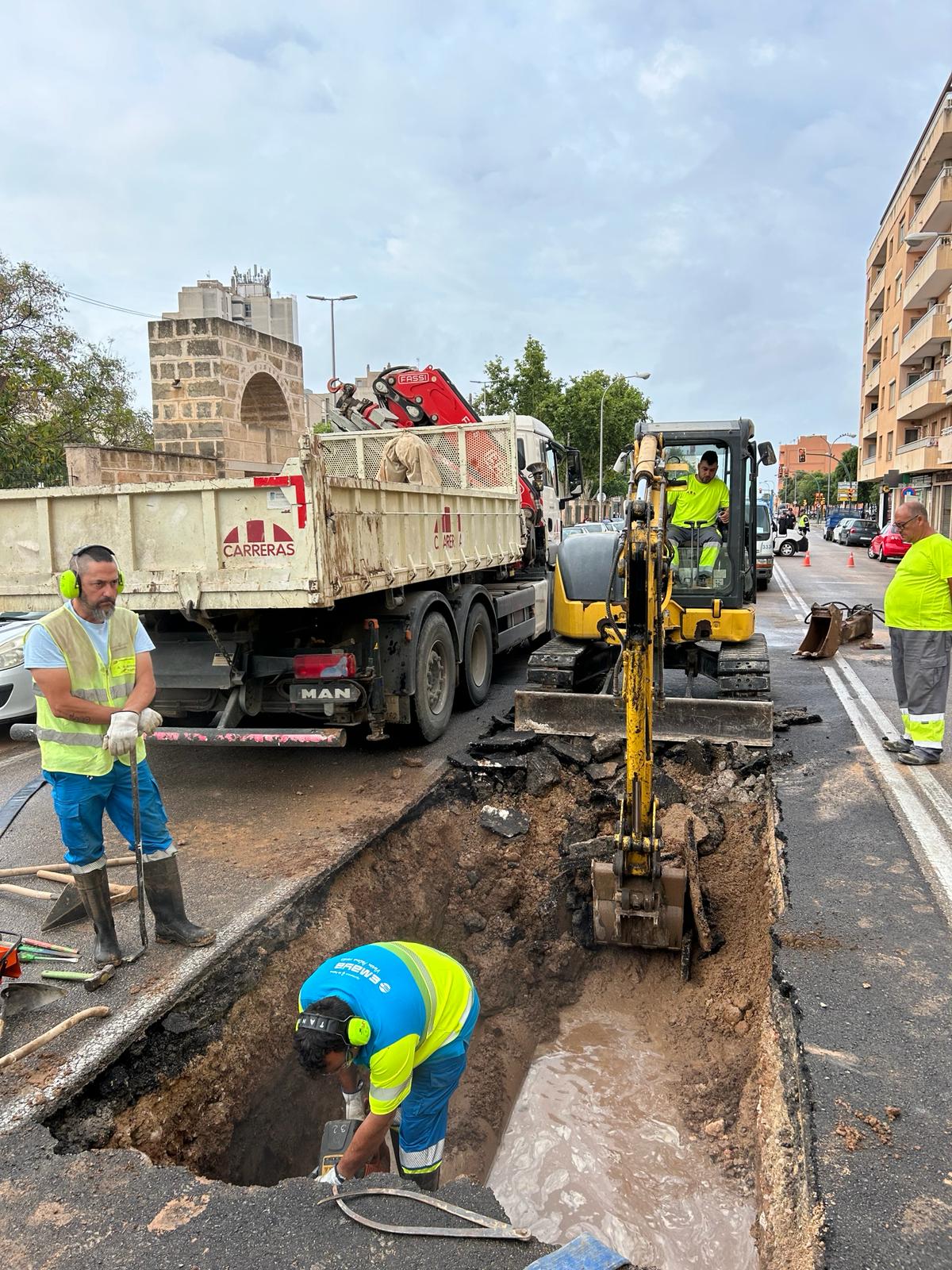 El suministro de agua en la calle Manuel Azaña de Palma se recupera tras la reparación de la tubería principal El suministro de agua en la calle Manuel Azaña de Palma se recupera tras la reparación de la tubería principal