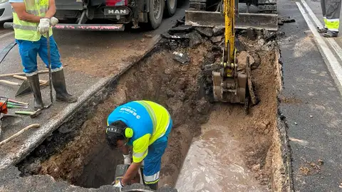 Rotura de una tubería de distribución de agua potable en la calle Manuel Azaña, a la altura de la avenida de México, en Palma Rotura de una tubería de distribución de agua potable en la calle Manuel Azaña, a la altura de la avenida de México, en Palma