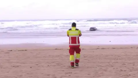 Rescate de un coche encallado en la playa de Oyambre Rescate de un coche encallado en la playa de Oyambre