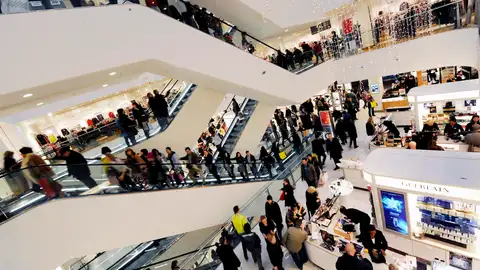 Bruselas mejora cuatro décimas las previsiones españolas de crecimiento para este año Bruselas mejora cuatro décimas las previsiones españolas de crecimiento para este año