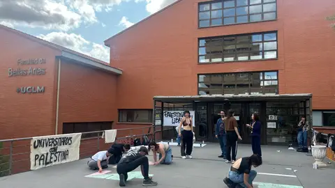 Alumnos preparan pancartas en apoyo al pueblo palestino Alumnos preparan pancartas en apoyo al pueblo palestino