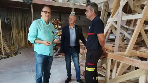 El artista Pedro Espadero con el concejal de Seguridad, Julio Calero, y el jefe del SPEIS, Daniel González El artista Pedro Espadero con el concejal de Seguridad, Julio Calero, y el jefe del SPEIS, Daniel González