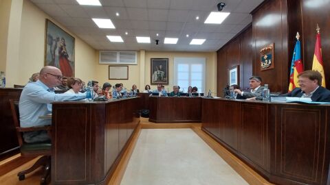 El Pleno de La Vila aprueba crear una segunda plaza de intendente una sesión marcada por los reproches a la gestión económica del gobierno de Marcos Zaragoza el primer trimestre del año