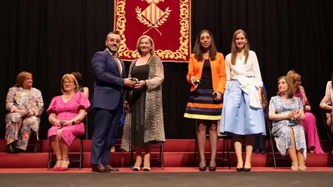 Susana Casalta, reina de las fiestas 1974 y Ana Robledo, reina de las fiestas de 1999. Susana Casalta, reina de las fiestas 1974 y Ana Robledo, reina de las fiestas de 1999.