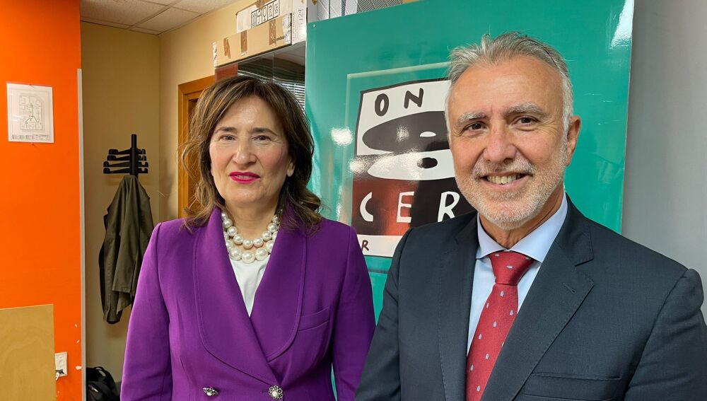 La delegada de Atresmedia en Canarias, Mapi Quintana junto al Ministro de Política Territorial y Memoria Democrática, Ángel Víctor Torres