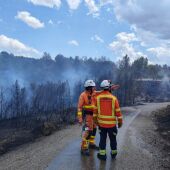 Bomberos en el incendio de Montroi