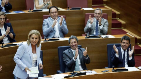 La vicepresidenta segunda y consellera de Igualdad, Susana Camarero, responde a una pregunta durante el pleno de Les Corts .