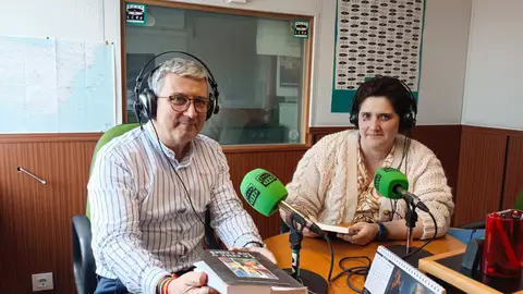 César Rivera y Gloria García (directora Biblioteca Pública Guadalajara)). César Rivera y Gloria García (directora Biblioteca Pública Guadalajara)).