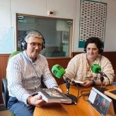 César Rivera y Gloria García (directora Biblioteca Pública Guadalajara)).