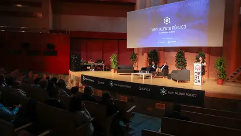 El alcalde destaca el talento de las y los trabajadores municipales en el primer Foro de Talento Público que se celebra en Mérida El alcalde destaca el talento de las y los trabajadores municipales en el primer Foro de Talento Público que se celebra en Mérida