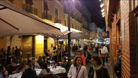 La calle Castaños abarrotada de veladores que generan ruido para el vecindario 