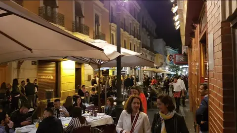La calle Castaños abarrotada de veladores que generan ruido para el vecindario La calle Castaños abarrotada de veladores que generan ruido para el vecindario