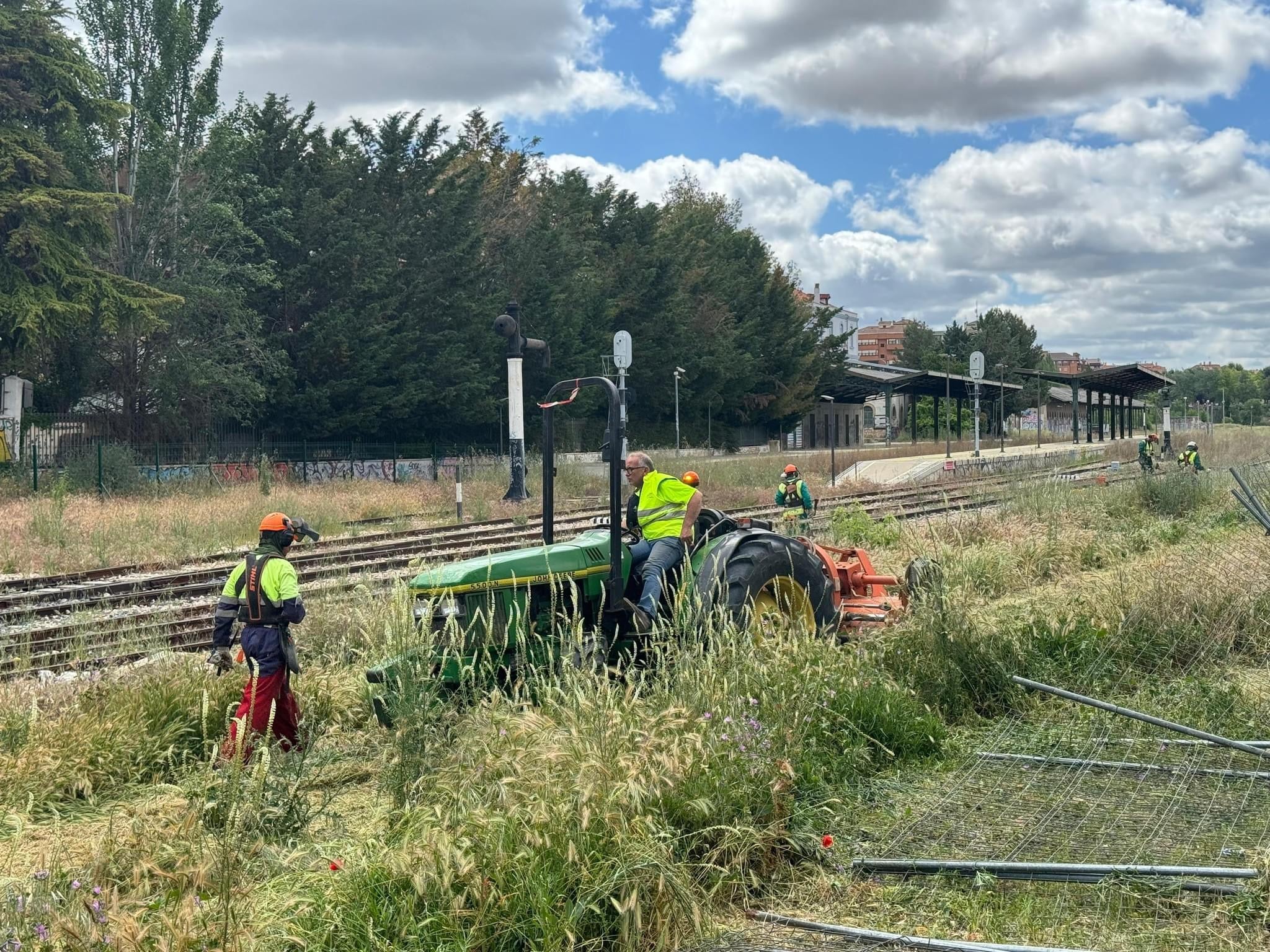 Empiezan a limpiar los terrenos de Adif a su paso por Cuenca tras el cierre del tren Empiezan a limpiar los terrenos de Adif a su paso por Cuenca tras el cierre del tren