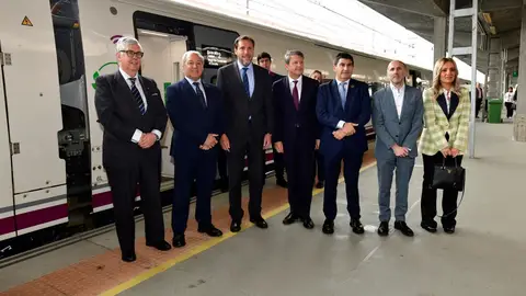 Óscar Puente con autoridades en Ourense na chegada do tren "Avril" Óscar Puente con autoridades en Ourense na chegada do tren "Avril"