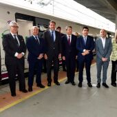 Óscar Puente con autoridades en Ourense na chegada do tren "Avril"