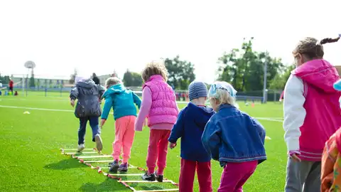 Imagen de archivo de un grupo de niños jugando en el parque De Acindino y Acracia a Zohan y Ayzal: así han evolucionado los nombres de los españoles con los años