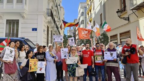 Alumnos, profesores y sindicatos se han concentrado frente a Les Corts.