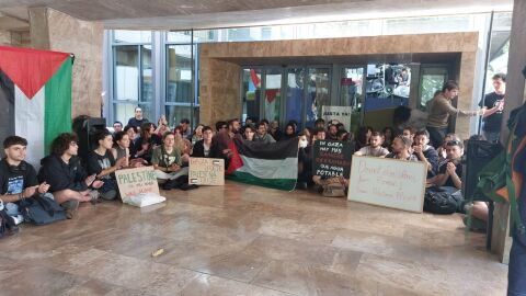 Estudiantes concentrados a las puertas de la Facultad de Filosofía en Valencia