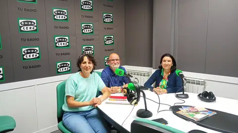 Sarabel Collado, Pepe Polo y Olga Sánchez en el patio de vecinos de Onda Cero Teruel TERTULIA