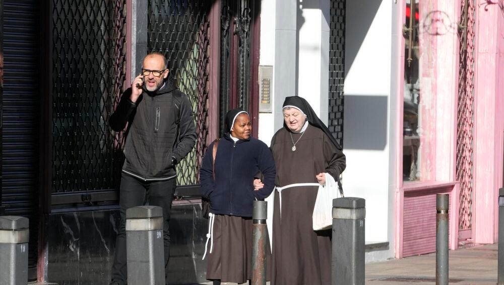 La madre superiora del convento de las clarisas de Vitoria, sor Isabel (d), y el vicario para la Vida Consagrada de la Diócesis de Vitoria-Gasteiz, Manuel Gómez Tavira